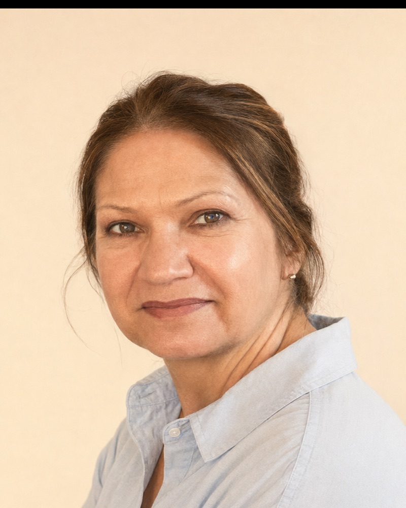 Retrato de Alessandra Abreu, de camisa azul-clara.