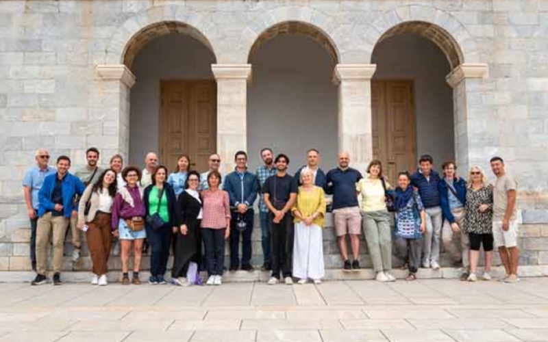 Estudantes do Antigo Novo Método reunidos em Atenas.