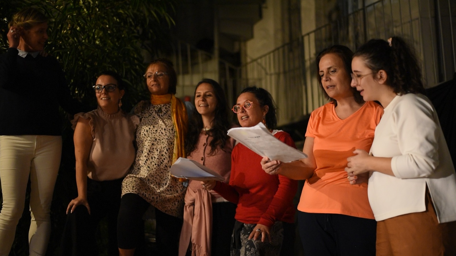 Grupo reunido em roda durante ensaio na Grécia.