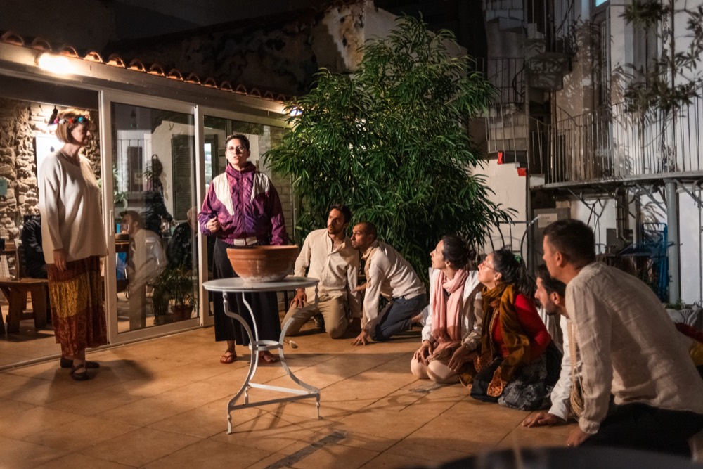 O grupo reunido no pátio, à noite, durante a temporada em Atenas.