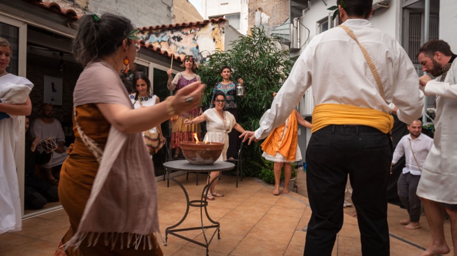 Roda ritual ao redor do fogo